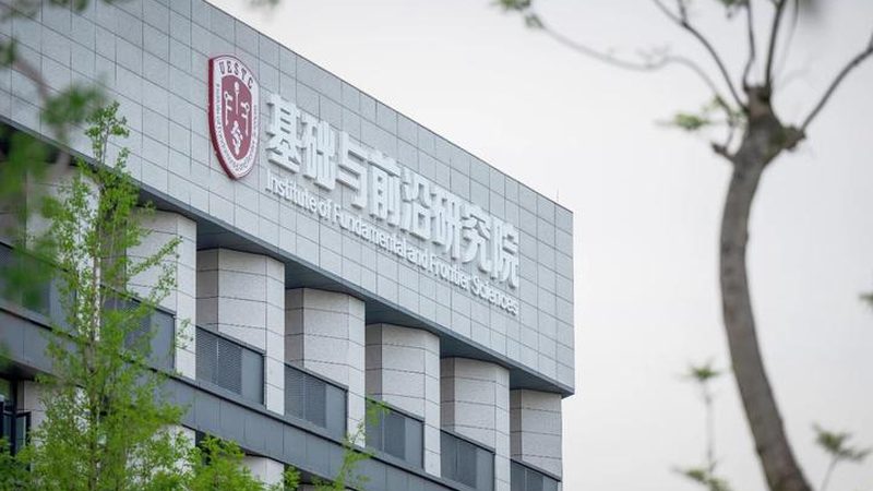 在PCB打样过程中，选择合适的快递公司需要考虑以下因素：